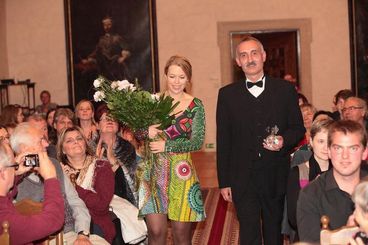 Ocenění přináší Judita Soukupová s Janem Rosendorfským.