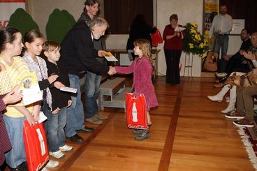 Jiří Strach a Jiří Pecha předávají ceny vítězům výtvarné soutěže.