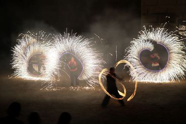 Ohnivé vystoupení umělecké skupiny Fireflies.