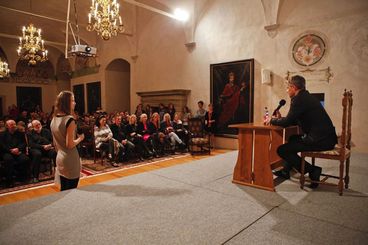 Filip Renč v Erbovním sále hradu a zámku Horšovský Týn při tiskové konferenci řízené dětmi.