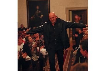 Přicházející a ovace si užívající Marek Vašut.