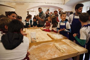 Oblíbený herec Lukáš Langmajer přemýšlí, jak nejrychleji zvládnout vánočku, alias jednu ze soutěžních disciplín.