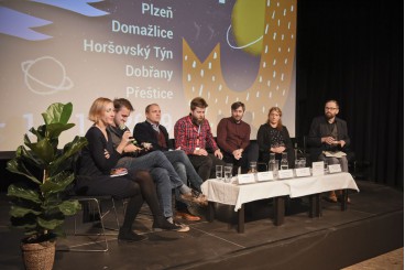 Zleva: moderátorka Zuzana Bieliková (Slovak Film Commision), Peter Badač (producent a zakladatel BFilmu, Slovensko), Martin Palán (ředitel a majitel Bontonfilmu), Mateusz Moždžeň (Asociace New Horizons, Polsko), Erik Tijman (programový ředitel nizozemského festivalu Cinekid), Maren Maier (Sola Media, Německo), Pavel Bednařík (předseda Asociace pro filmovou a audiovizuální výchovu)