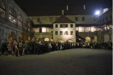 Diváci na zámeckém nádvoří netrpělivě očekávají příchod hlavního hosta - Zdeňka Svěráka.