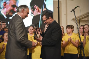 Ondřej Vetchý přebírá festivalové ocenění z rukou kastelána hradu a zámku Horšovský Týn Jana Rosendorfského. 