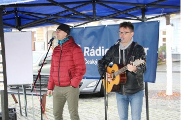 Sehrané duo Zdeněk Lahoda - Vilém Dubnička bavilo děti svými na místě vymyšlenými texty písní.