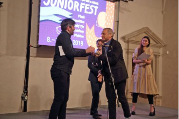 Vedoucí filmové a televizní sekce nizozemského festivalu CineKid  Erik Tijman předává ocenění producentu Martinu Vandasovi za film Fany a pes.