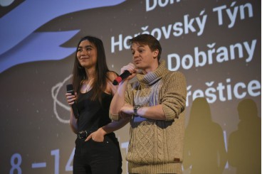Skvěle sladěné moderátorské duo Matyáš Valenta a Naomi Adachi. 