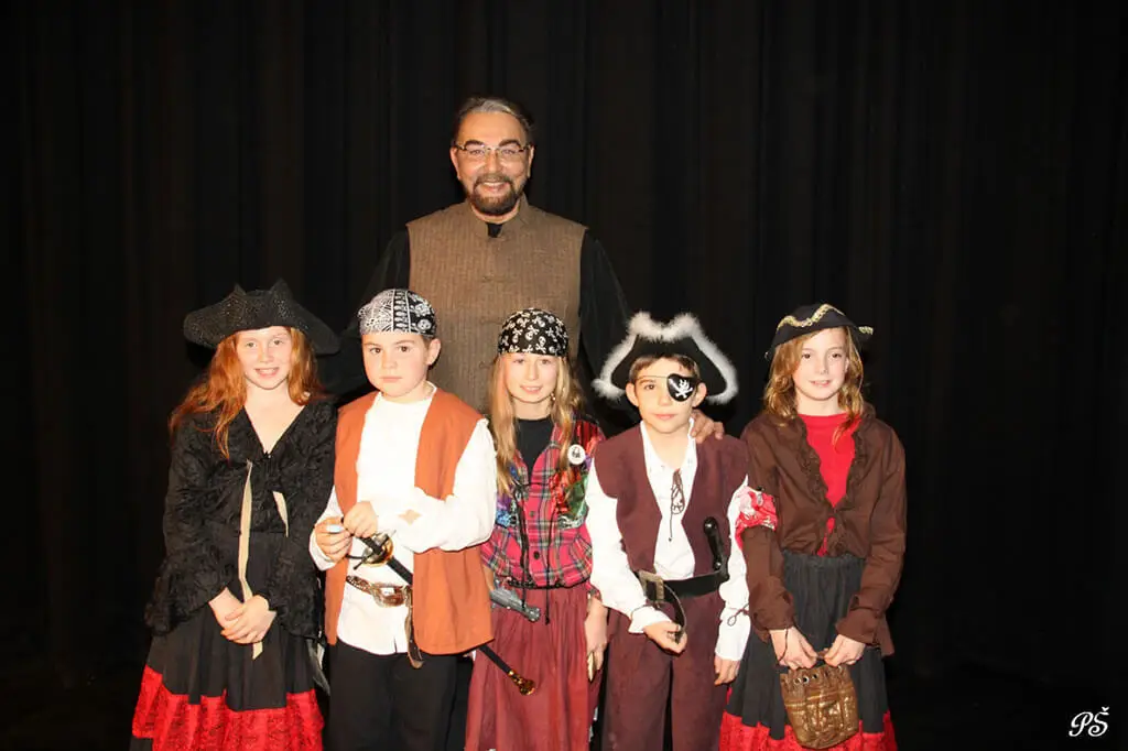 juniorfest-7-rocnik-2014-050-kabir-bedi.jpg (84 KB)